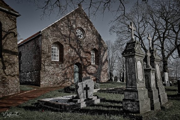 Ochtelbur Martins-Kirche mit Kirchhof März 2019